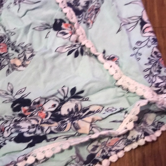 Charlotte Russe Floral Shorts - Picture 4 of 4